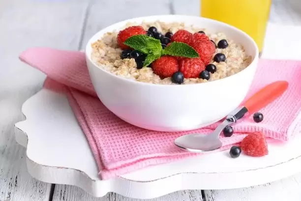 The diet menu for lazy people includes oatmeal with berries for breakfast