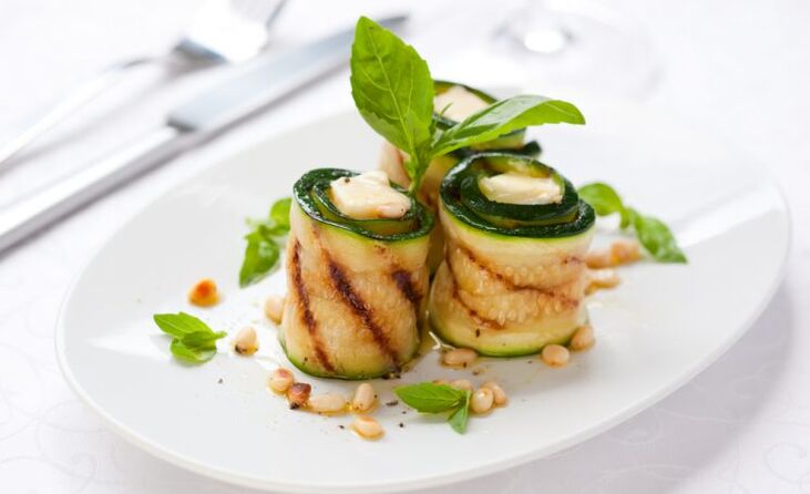You can have a very gout-friendly dinner with delicious cheese zucchini rolls